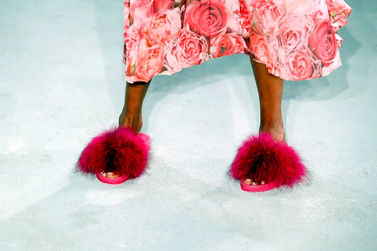 Шлепки на меху мода