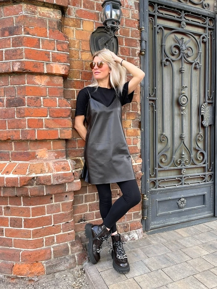 Лук с кожаным сарафаном