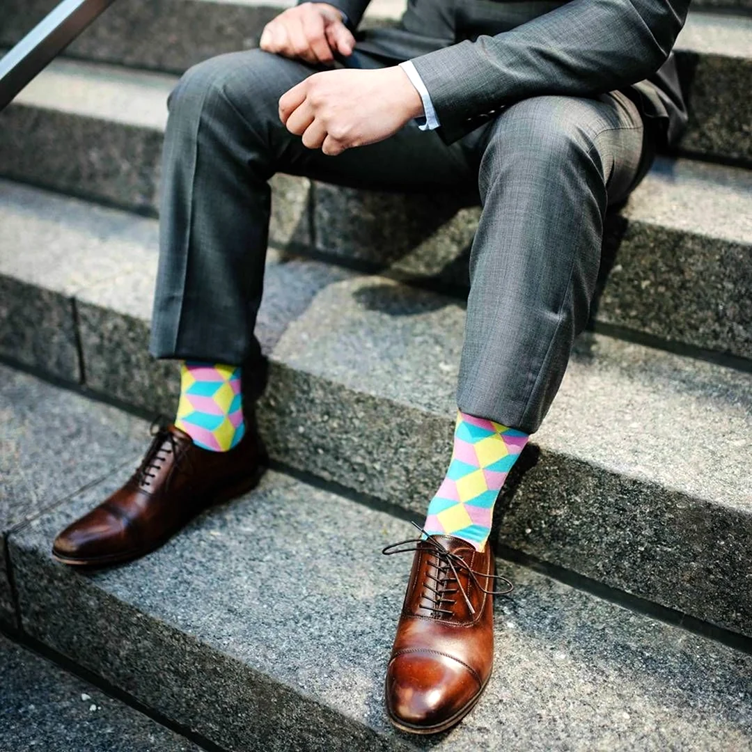 Цветные носки с костюмом
