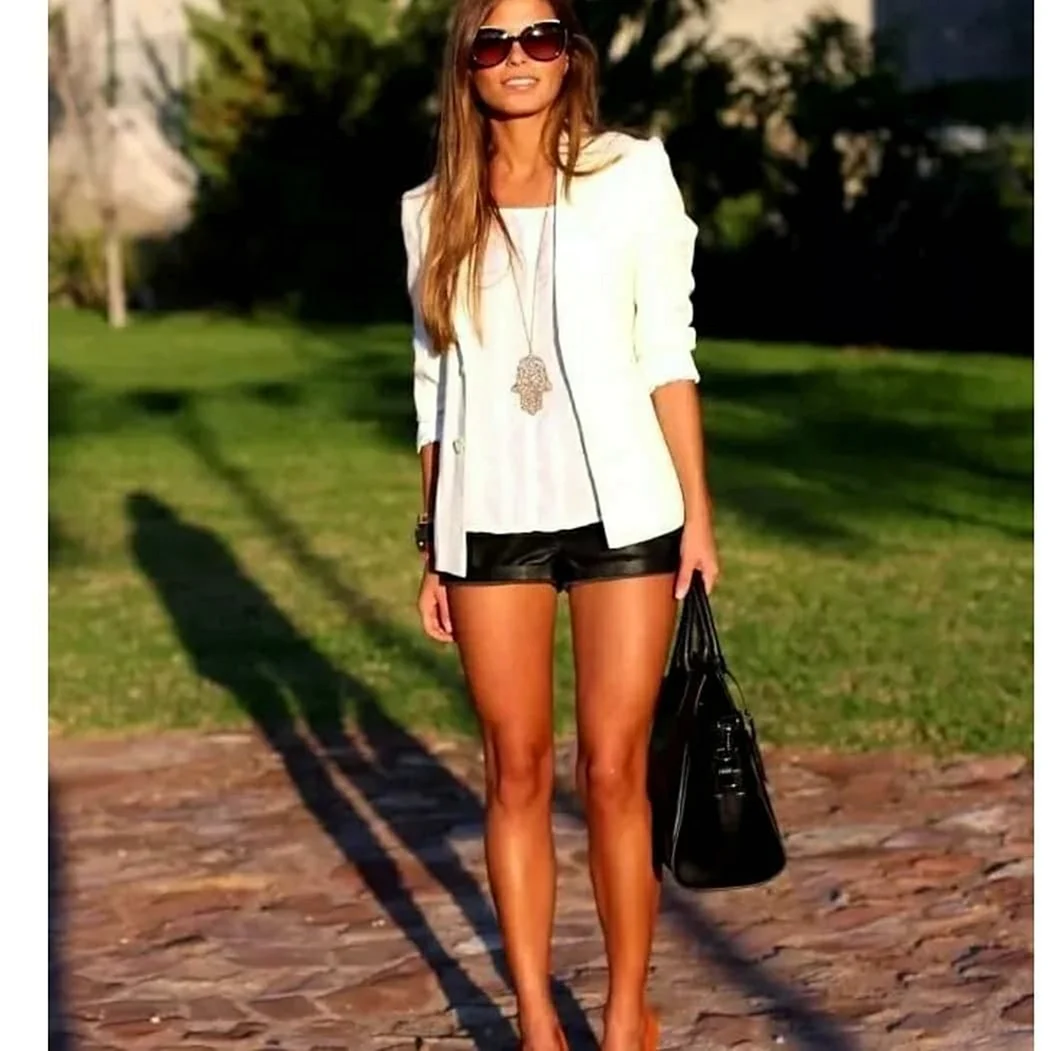 Стильный образ с кожаными шортами