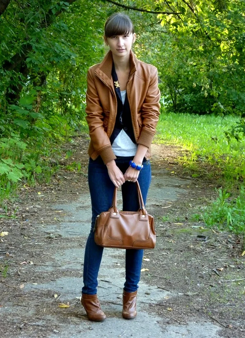 Коричневая кожанка и сумка