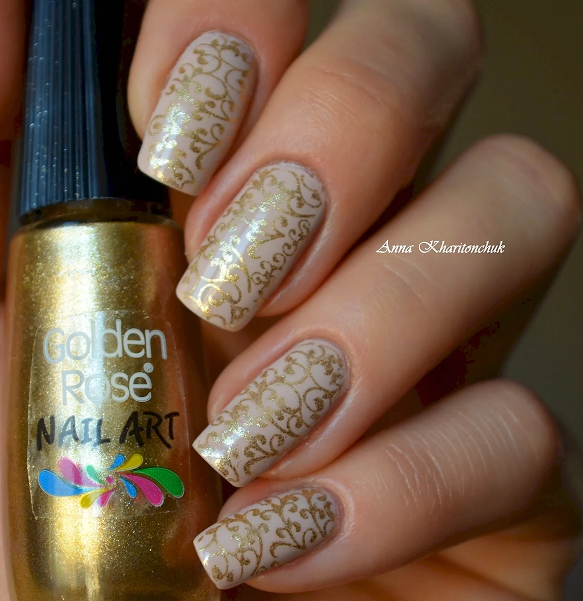 Маникюр стемпинг золотом
