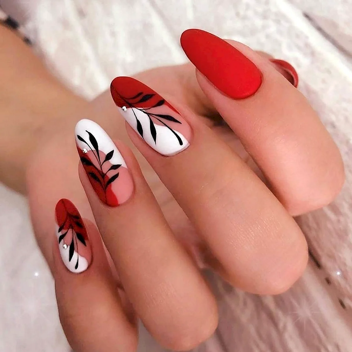 Ногти красные молодежные