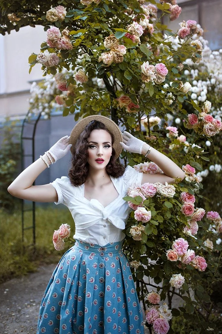 Девушки в винтажных платьях