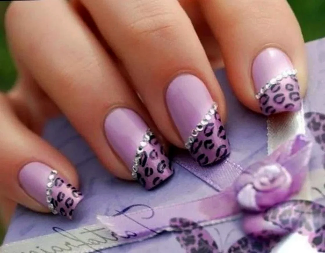 Маникюр ажурный на сиреневом