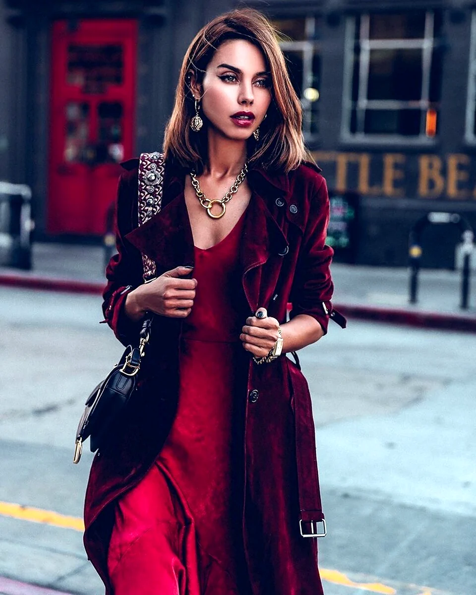 Девушка в бордовом