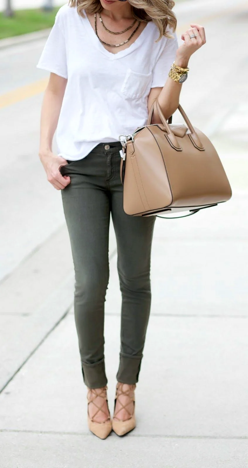 Бежевые брюки с лодочками