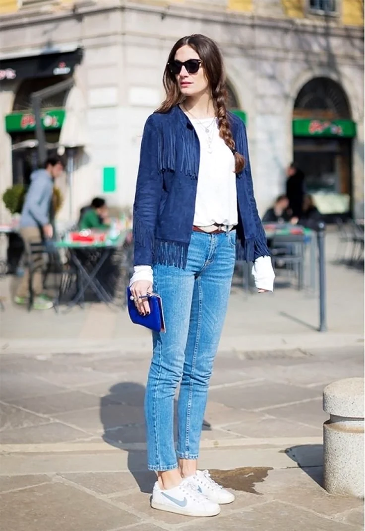 Укороченные джинсы с кроссовками