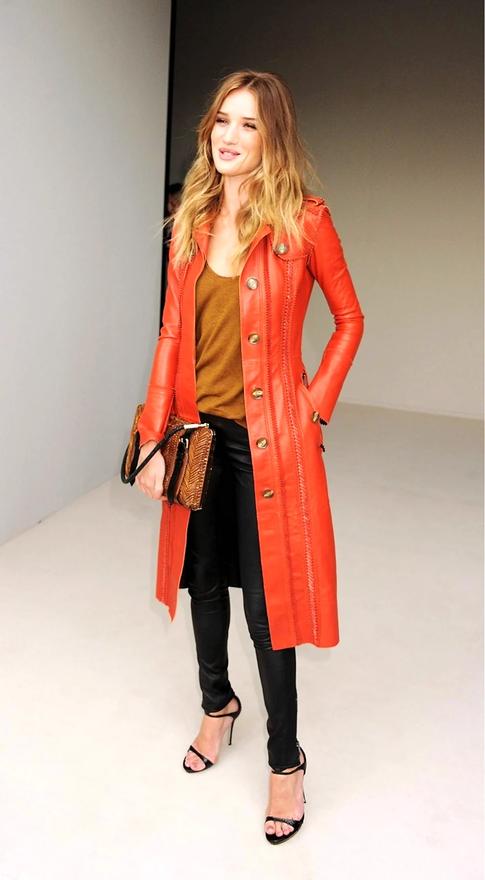 Девушка в оранжевом пальто