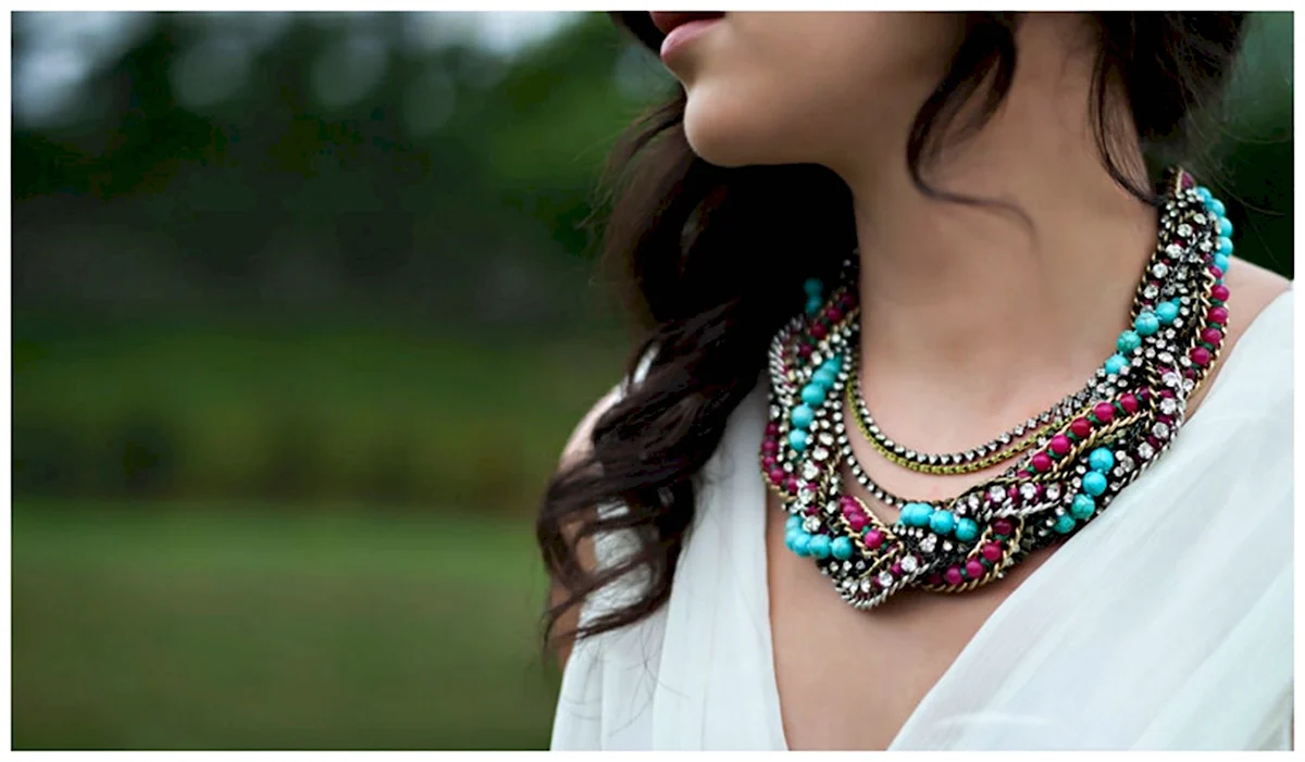 Девушка с бусами