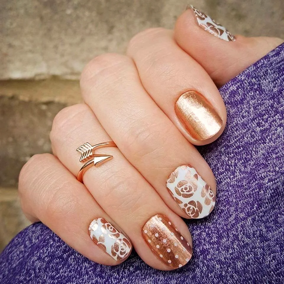 Праздничный маникюр на короткие ногти