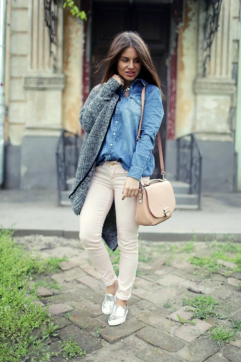 Девушки в бежевых джинсах