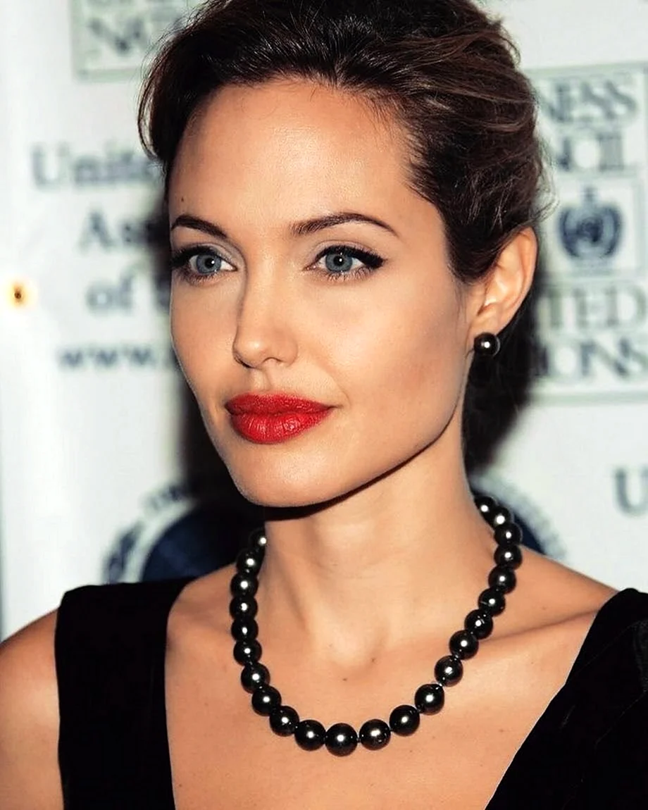 Анджелина Джоли жемчуг