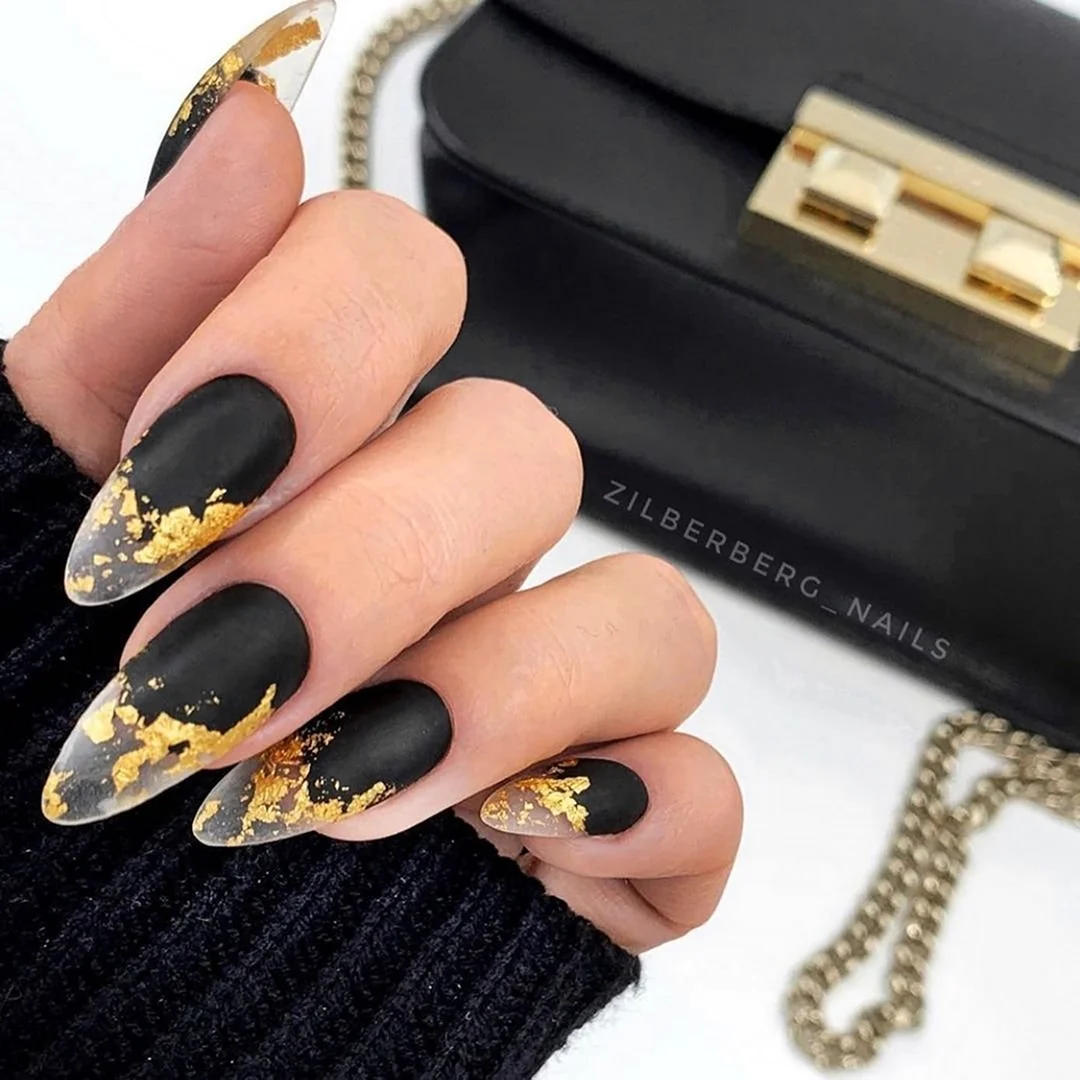 Чёрный маникюр 2021