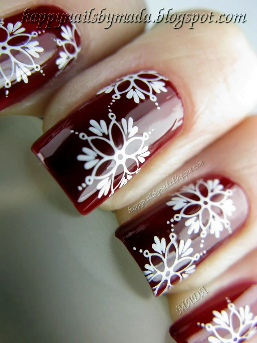 Красный маникюр на квадратные ногти со снежинками