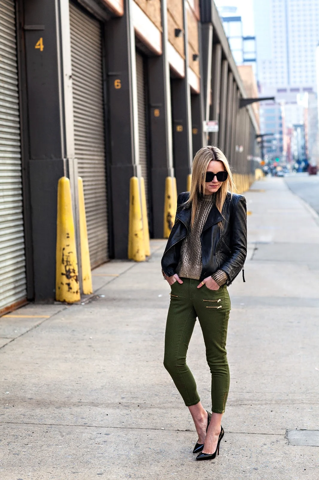 Оливковые брюки стрит стайл