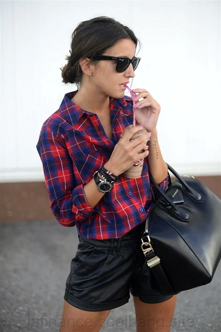 Шорты и клетчатая рубашка
