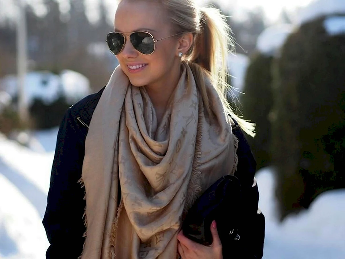 Ольга Бузова в платке Луи Виттон