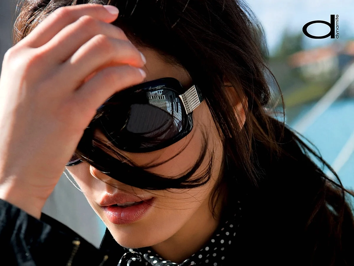 Женщина в темных очках