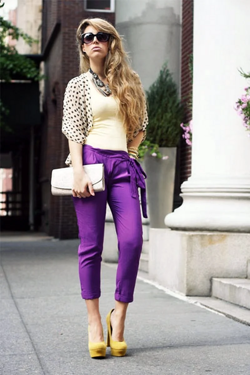 Образ с фиолетовыми брюками