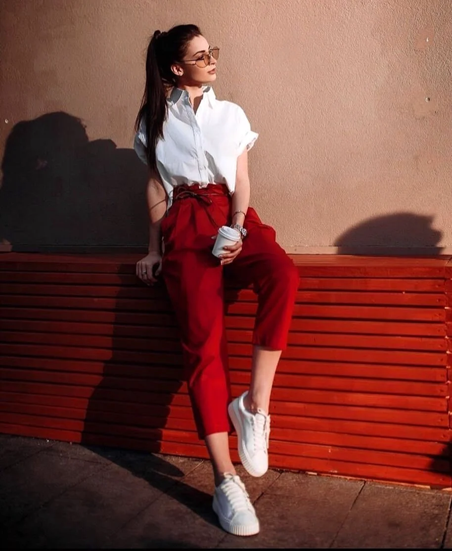 Девушка в красных брюках