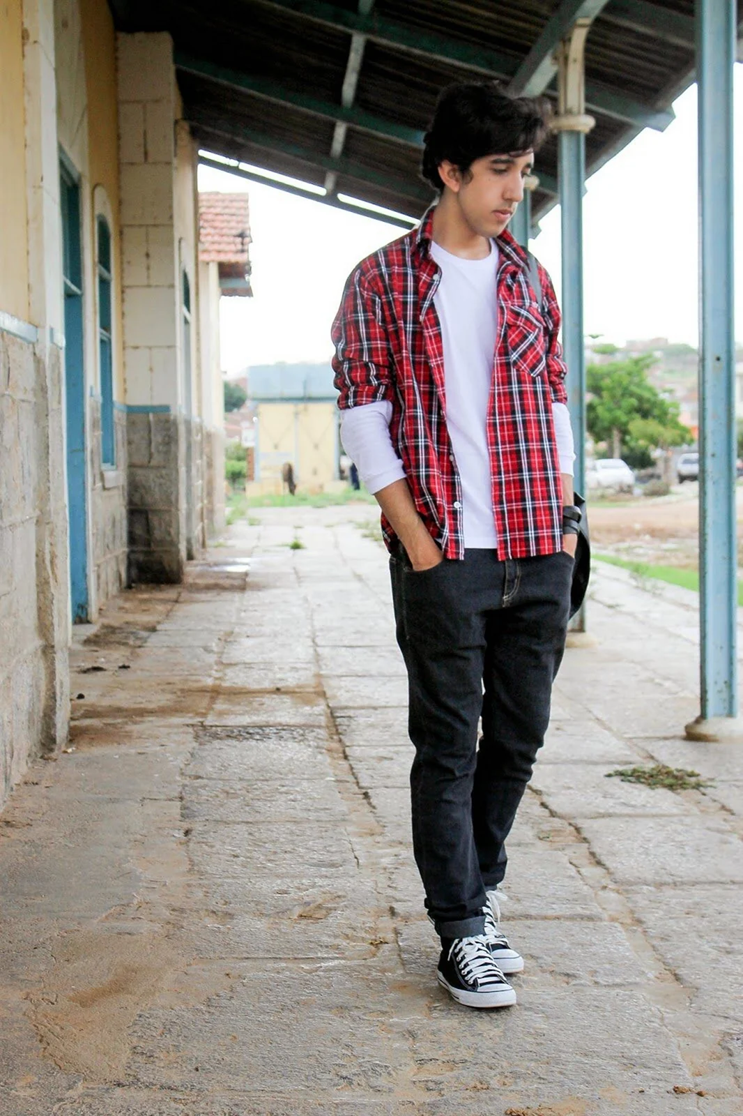 Парень в конверсах