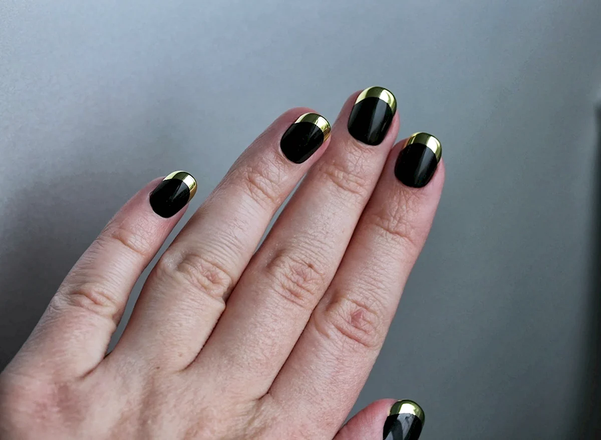 Черные ногти с золотым френчем