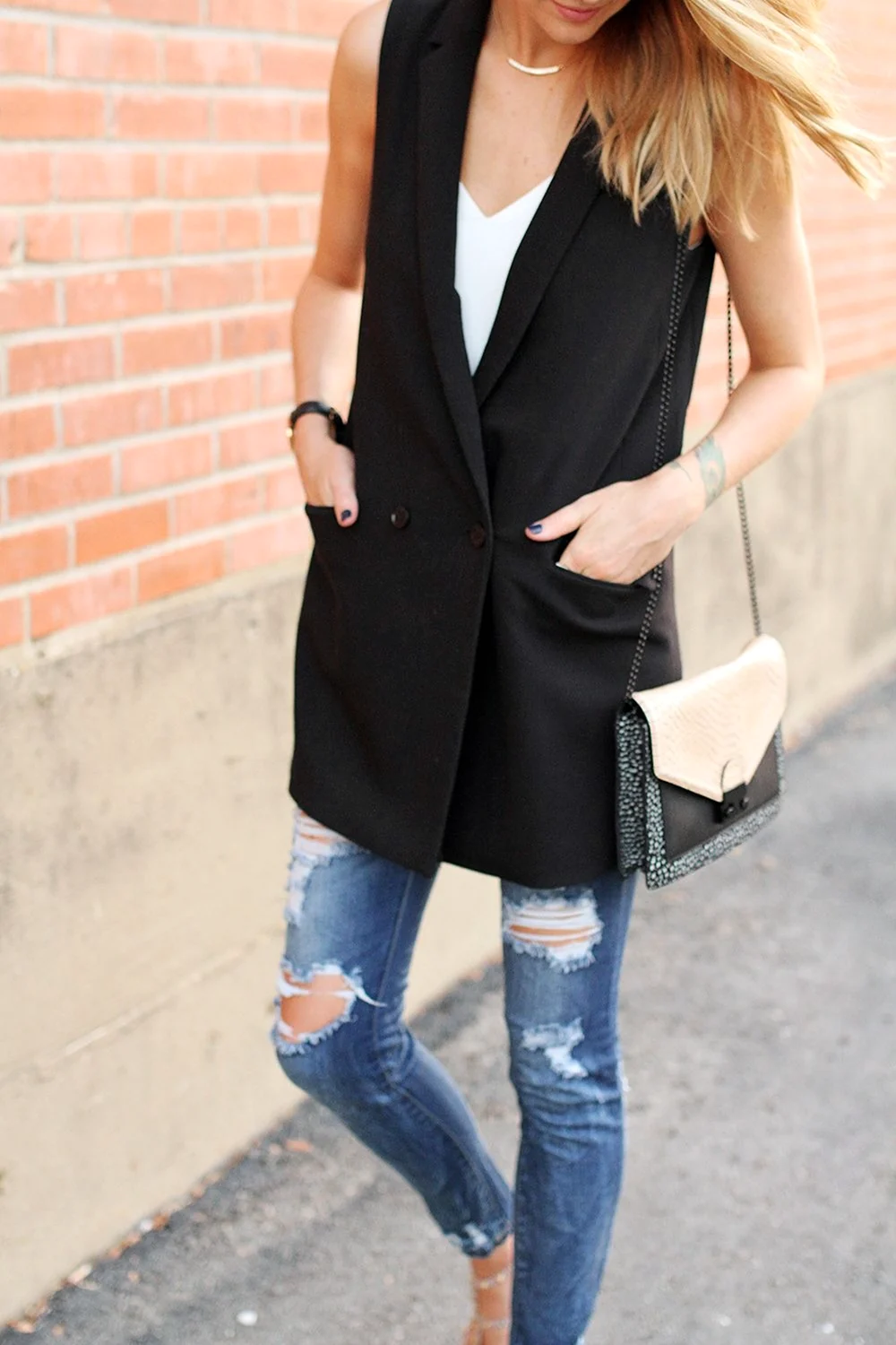 Удлиненная жилетка и джинсы