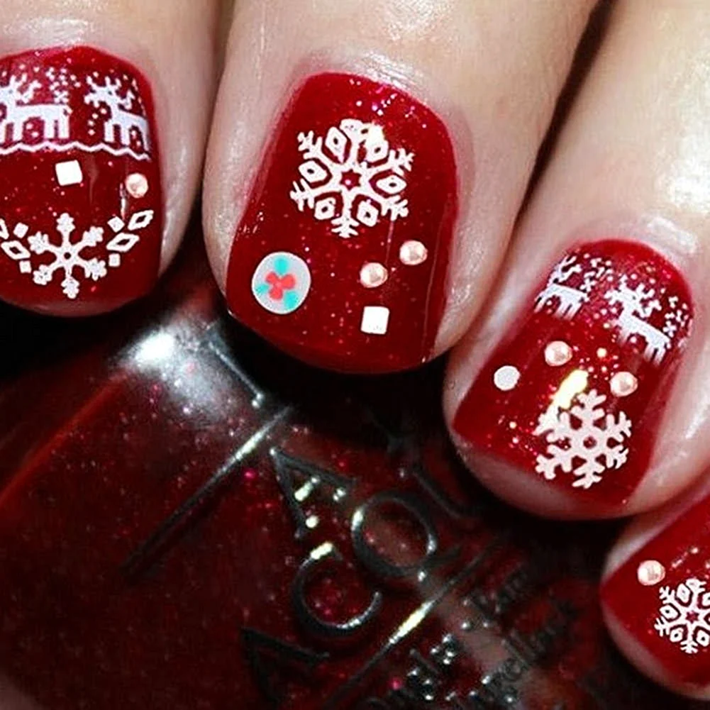 Новогодний маникюр красный со снежинками