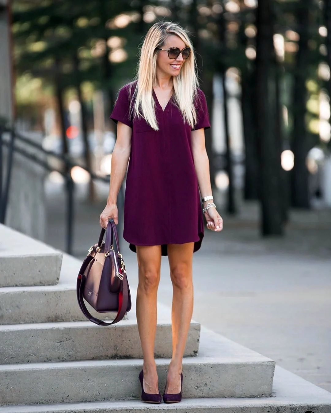 Бордовое платье с бежевыми туфлями