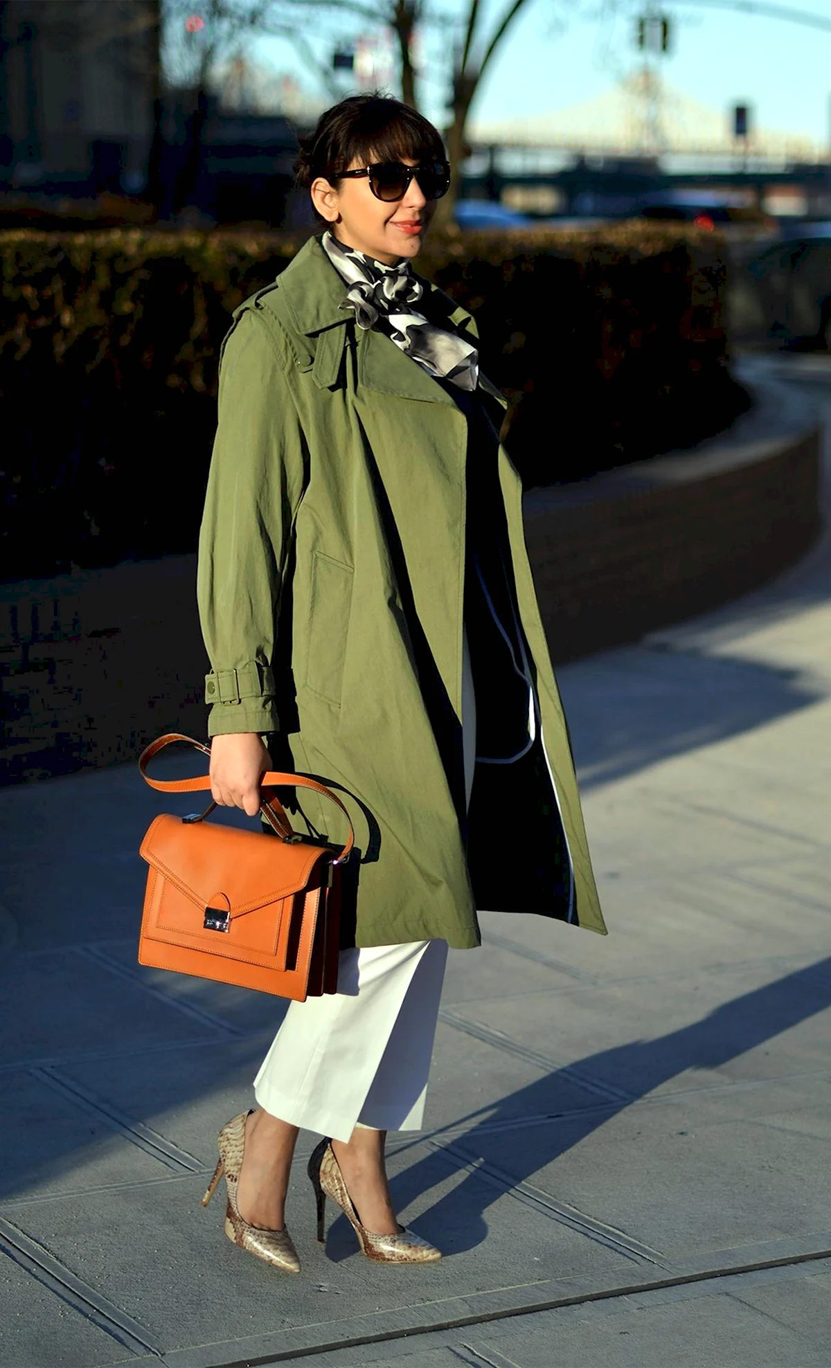 Зеленый тренч с шарфом