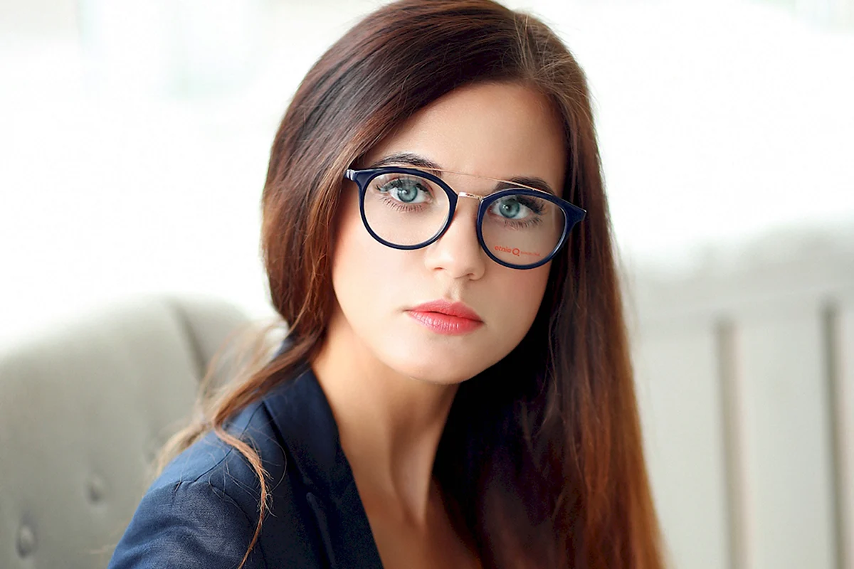 Девушка в очках