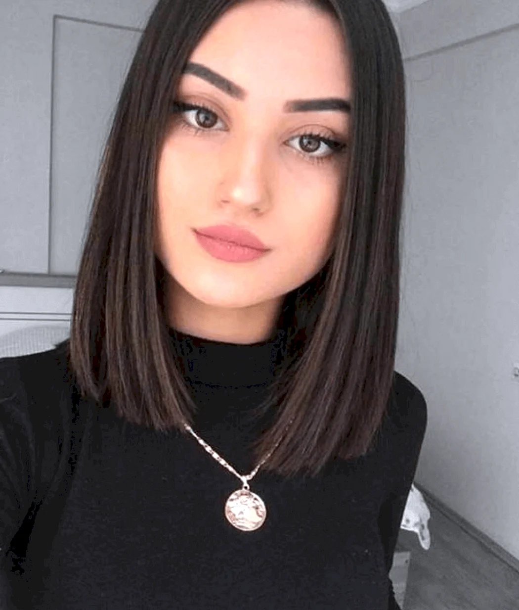 Прямое каре без челки 2022