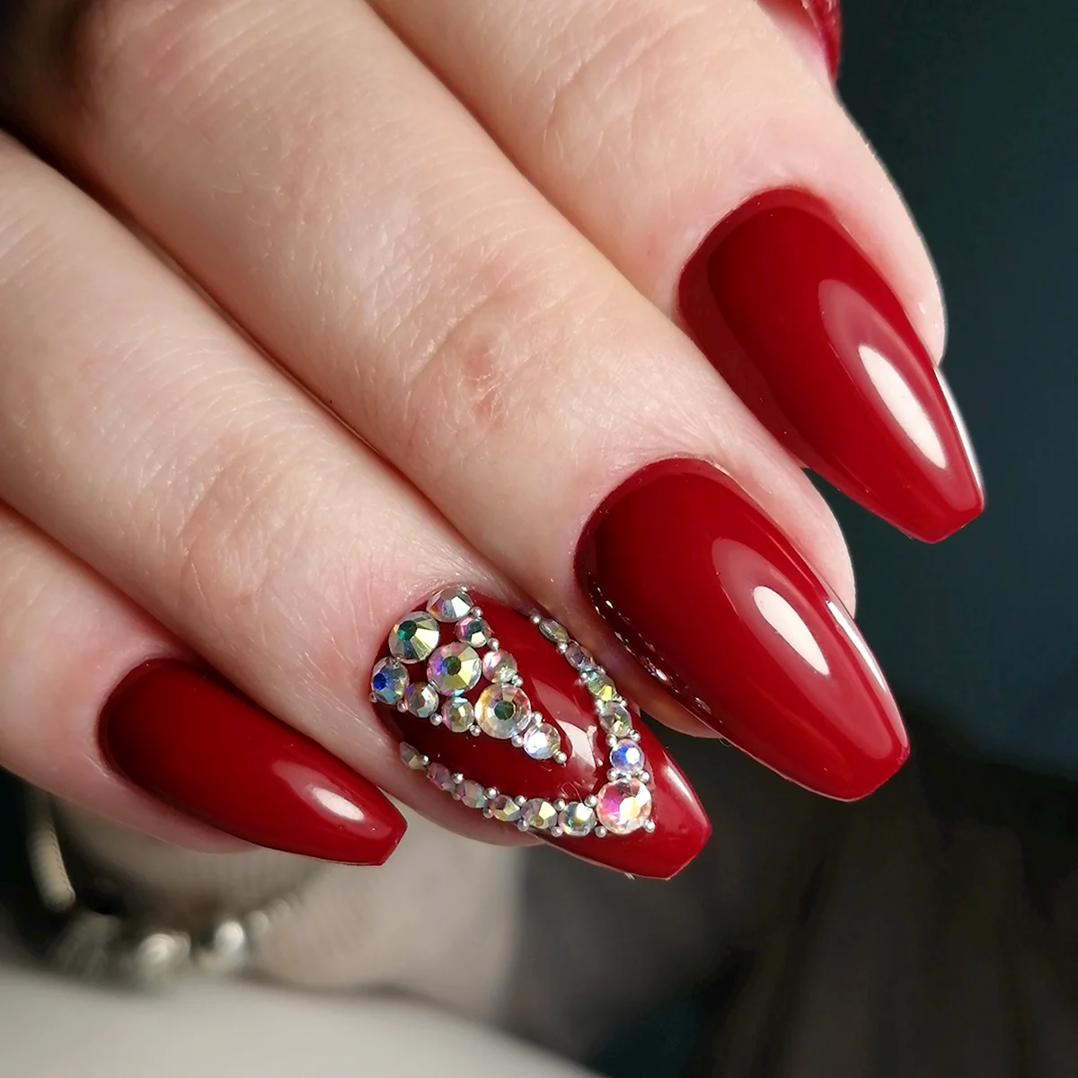 Красный маникюр со стразами