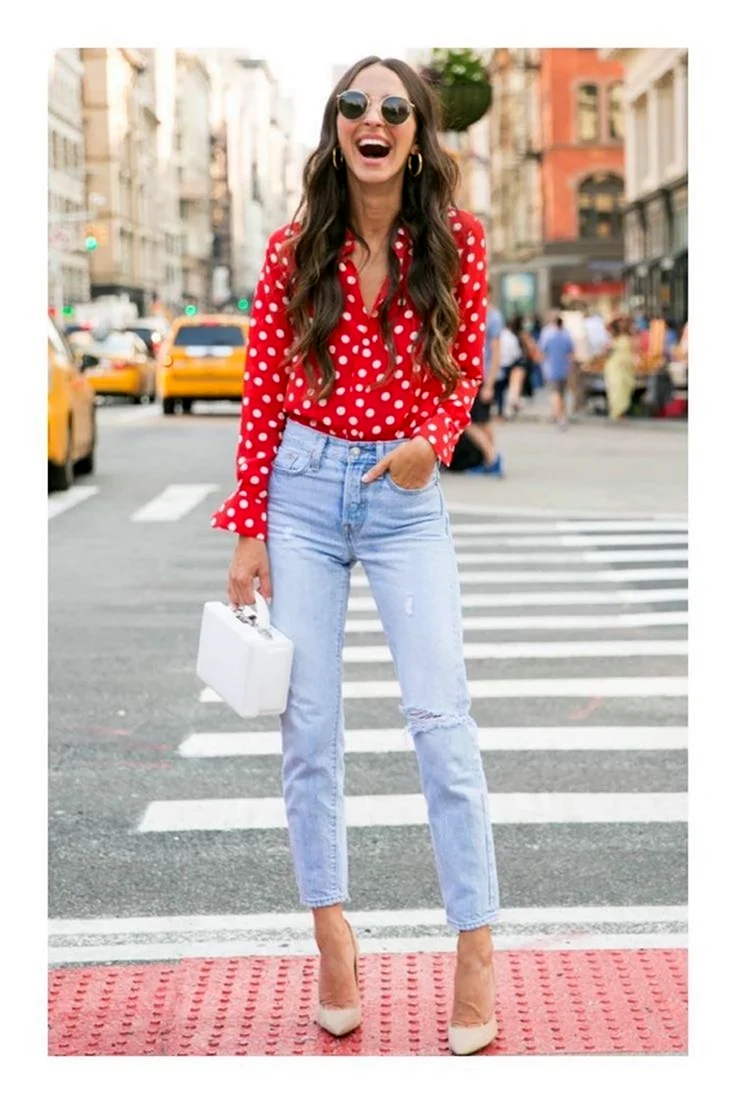 Голубые джинсы с красной блузкой