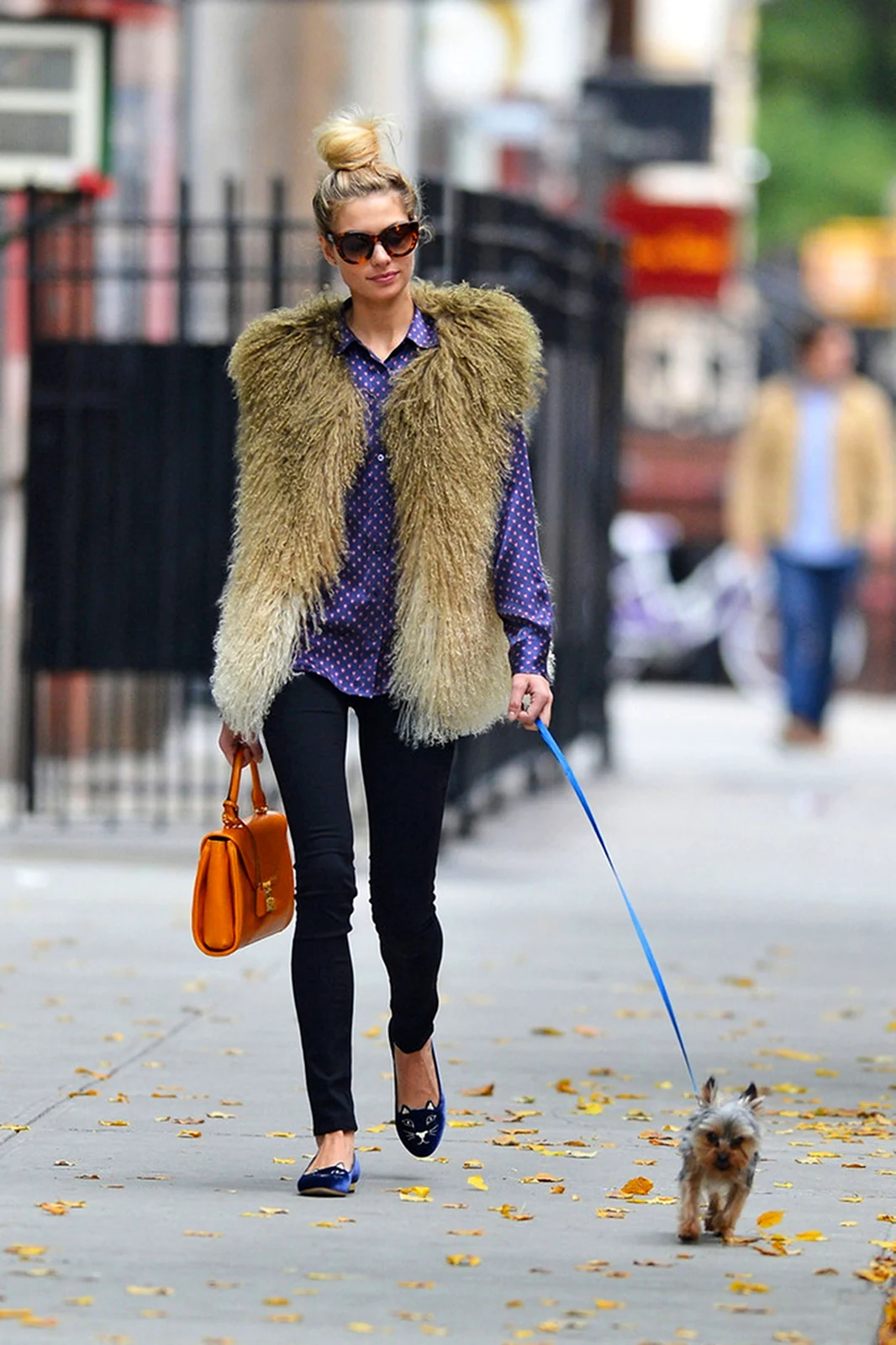 Образ с меховыми сандалиями