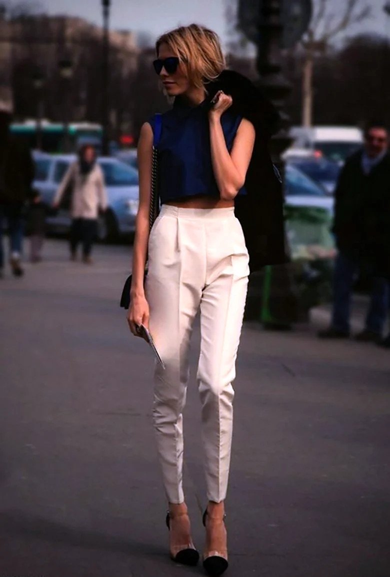 Образ с бежевыми брюками