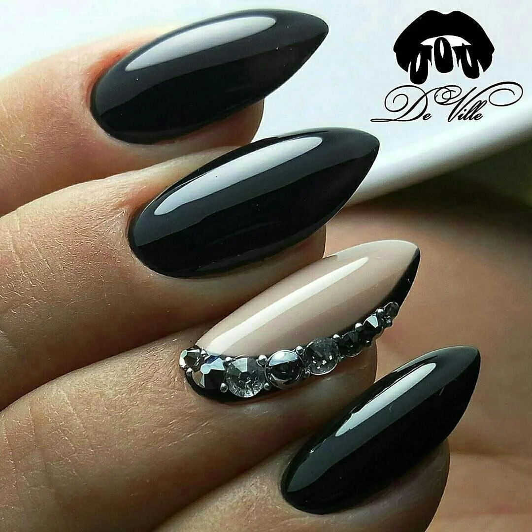 Черные овальные ногти