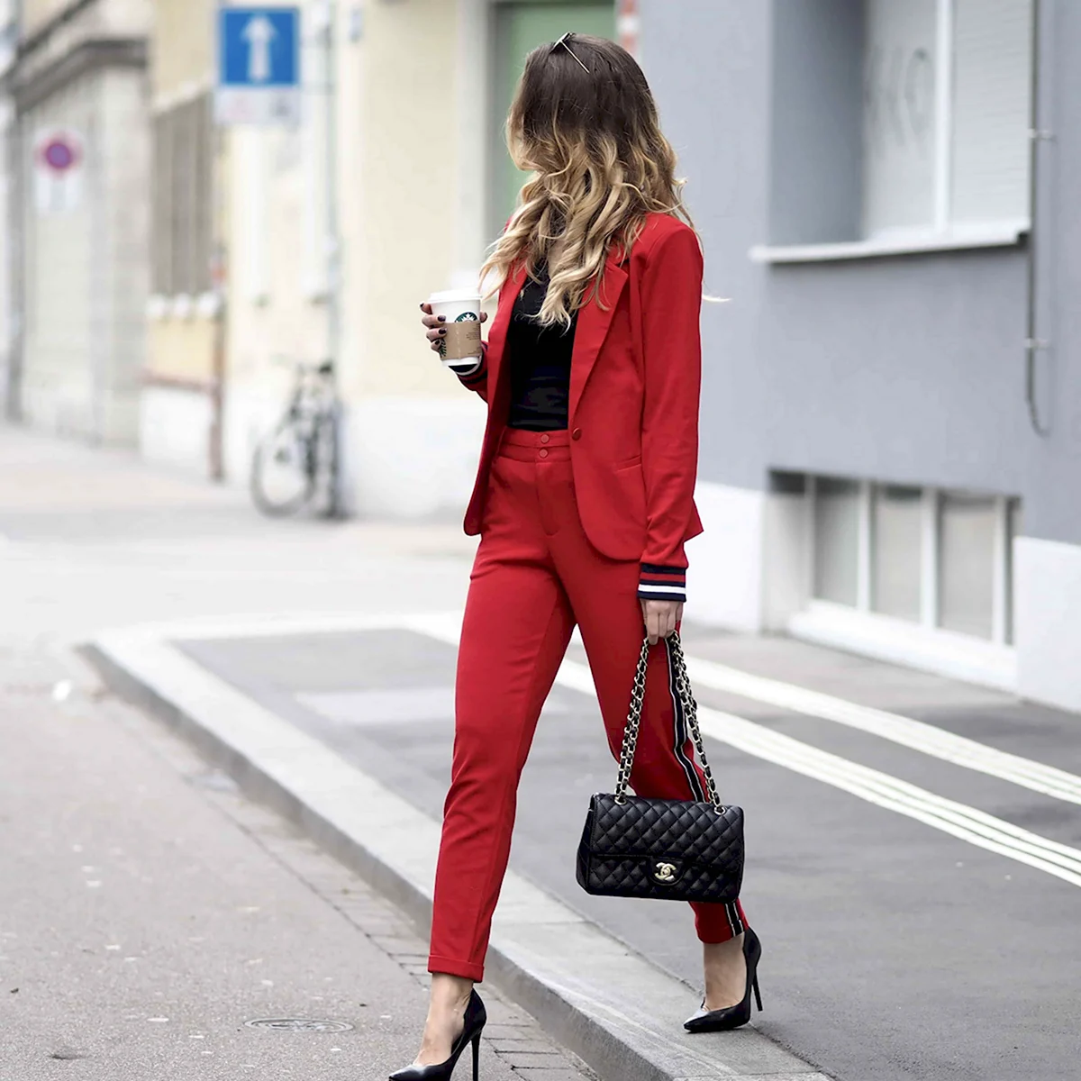 Блондинка в Красном костюме