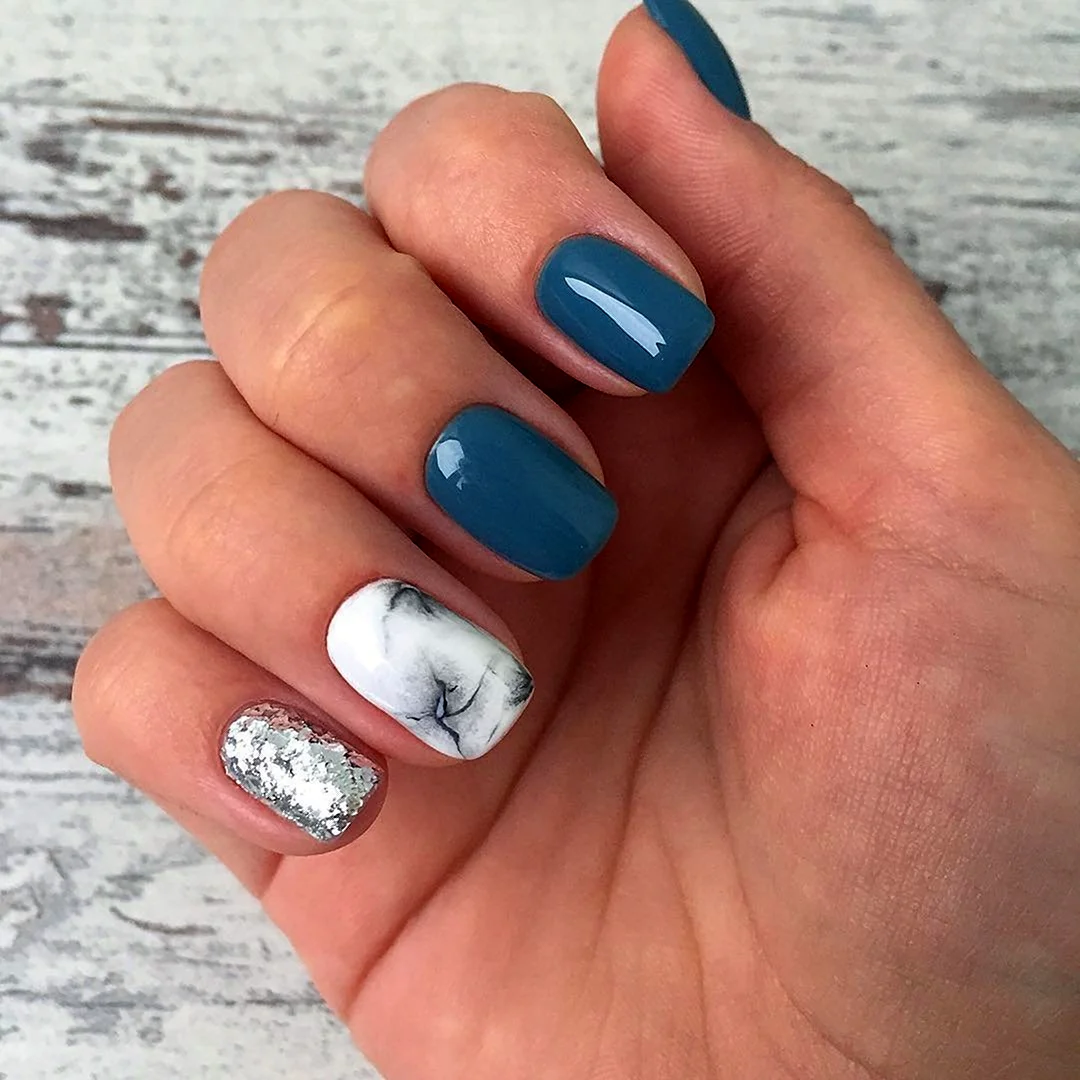 Серо-голубой маникюр