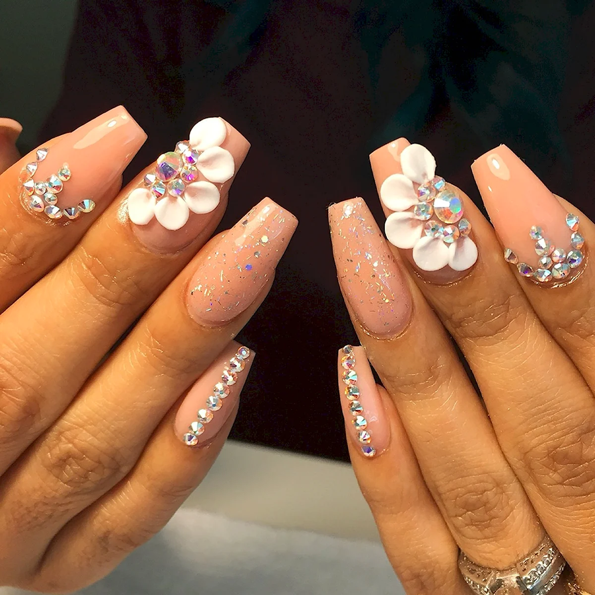 Маникюр френч с лепкой