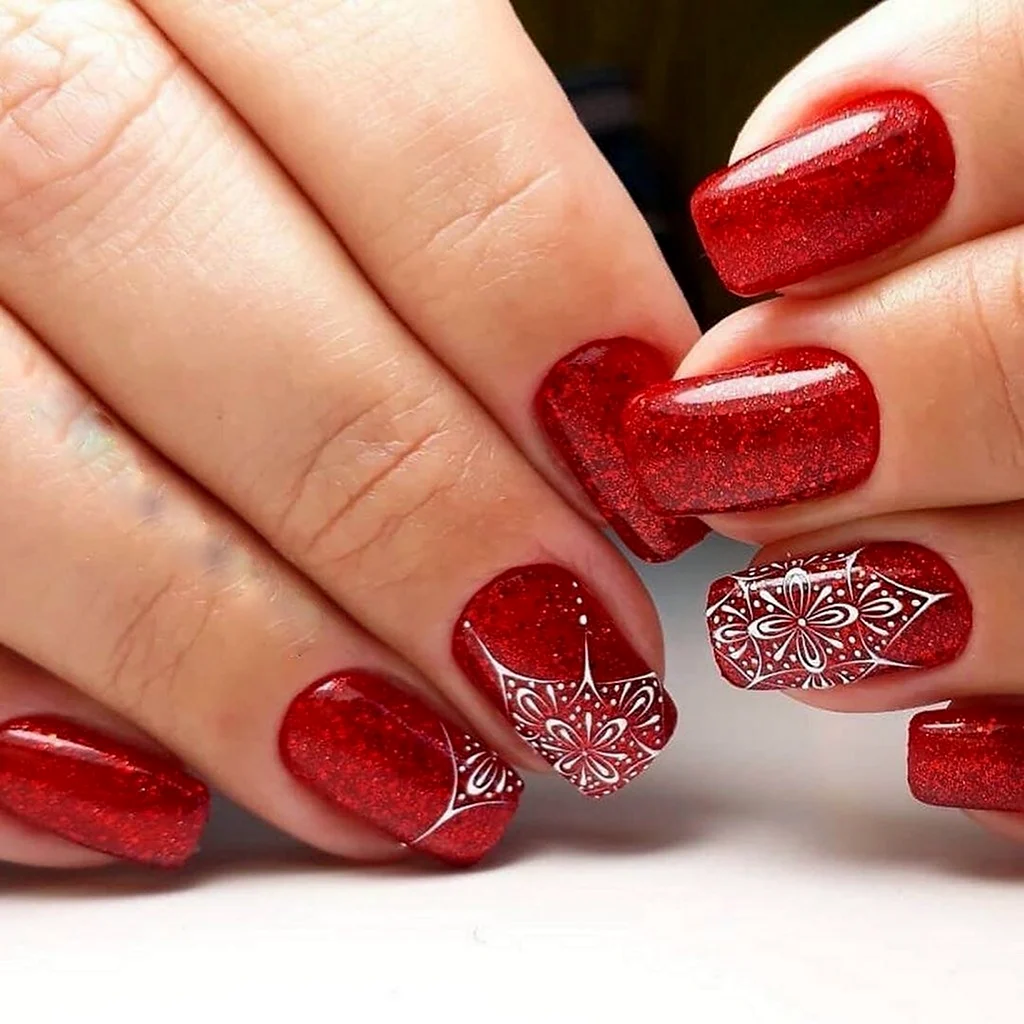 Красные ногти со снежинками