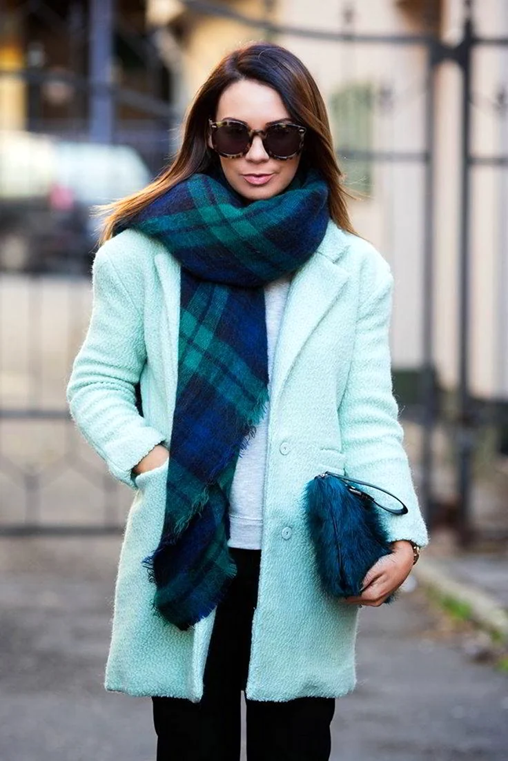 Шарф к мятному пальто