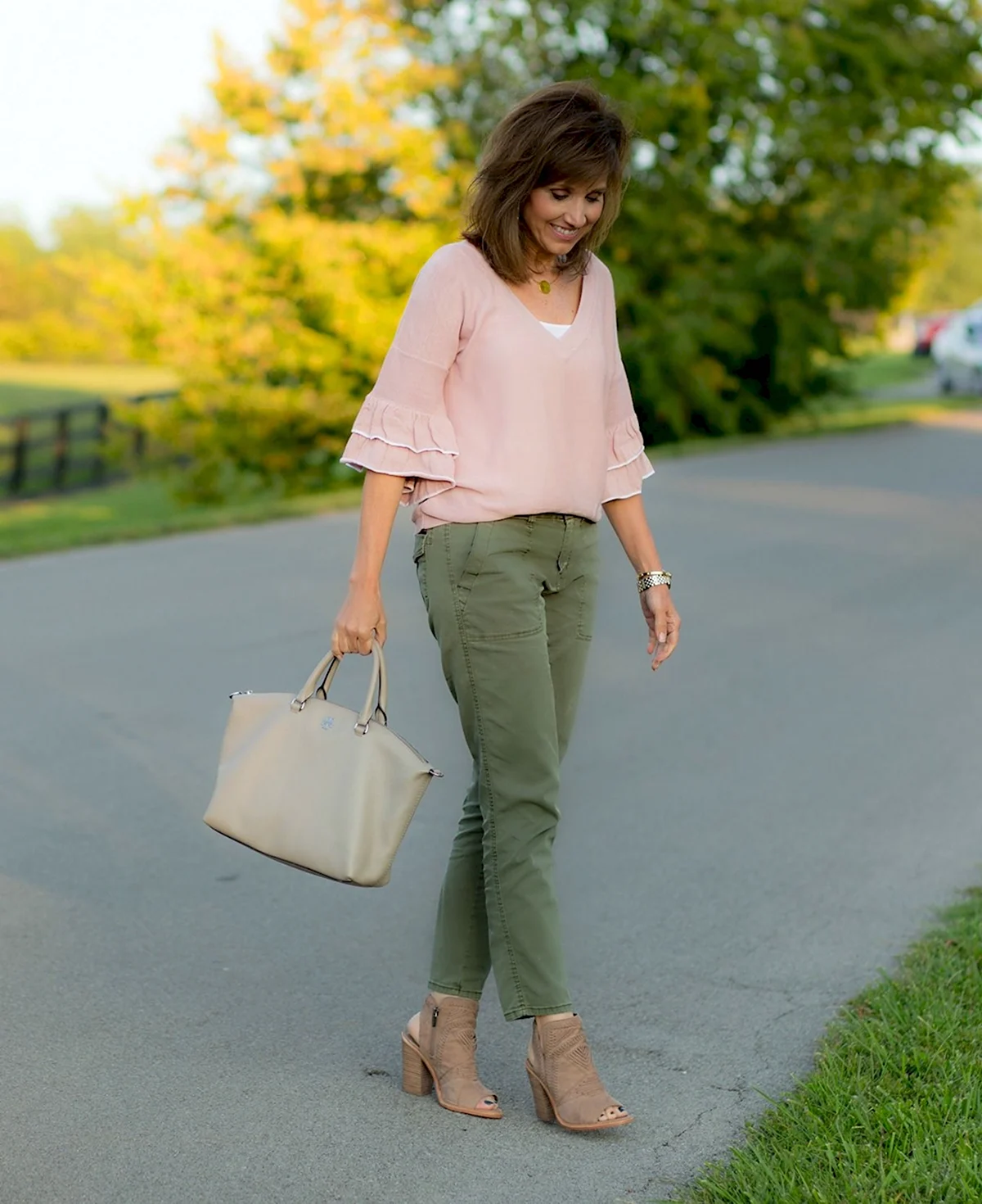 Образ с оливковыми брюками