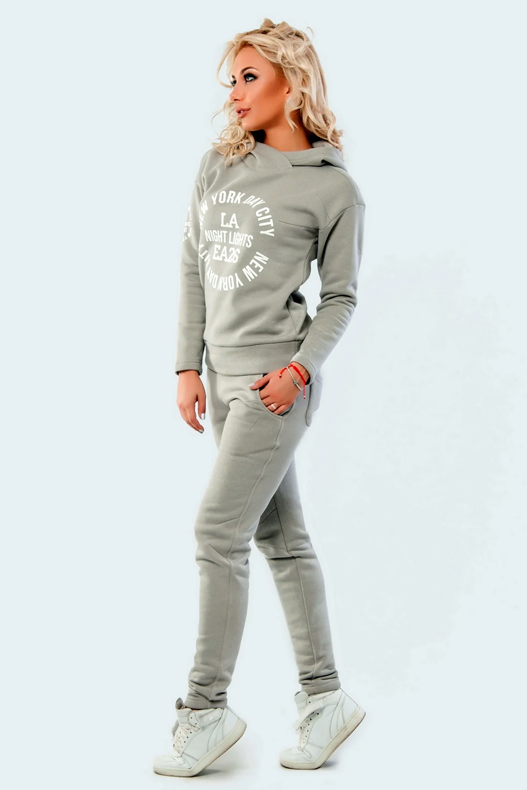 Светло серый спортивный костюм найк