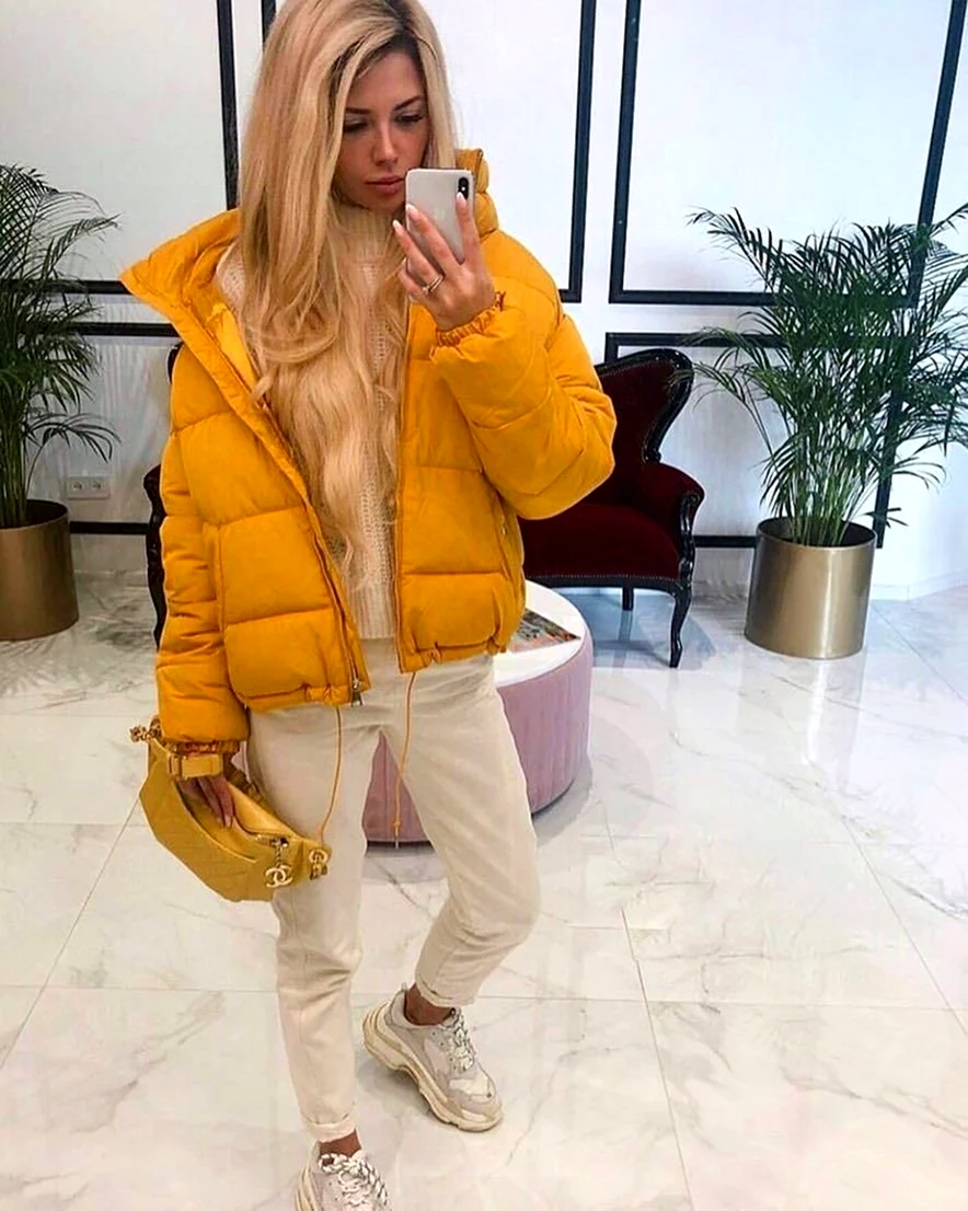 Блондинка в желтой куртке