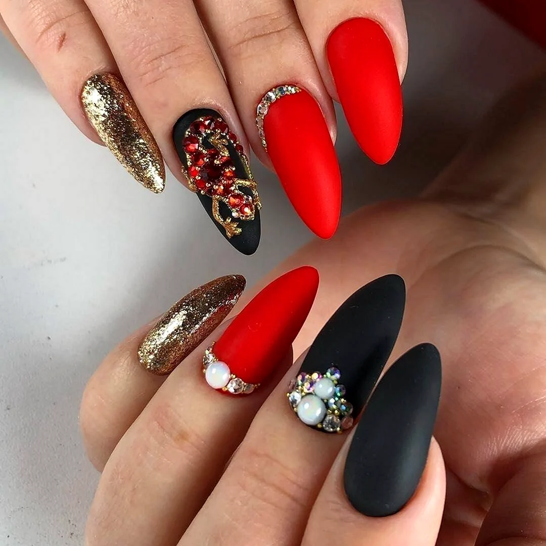 Красный маникюр на длинные ногти миндалевидной