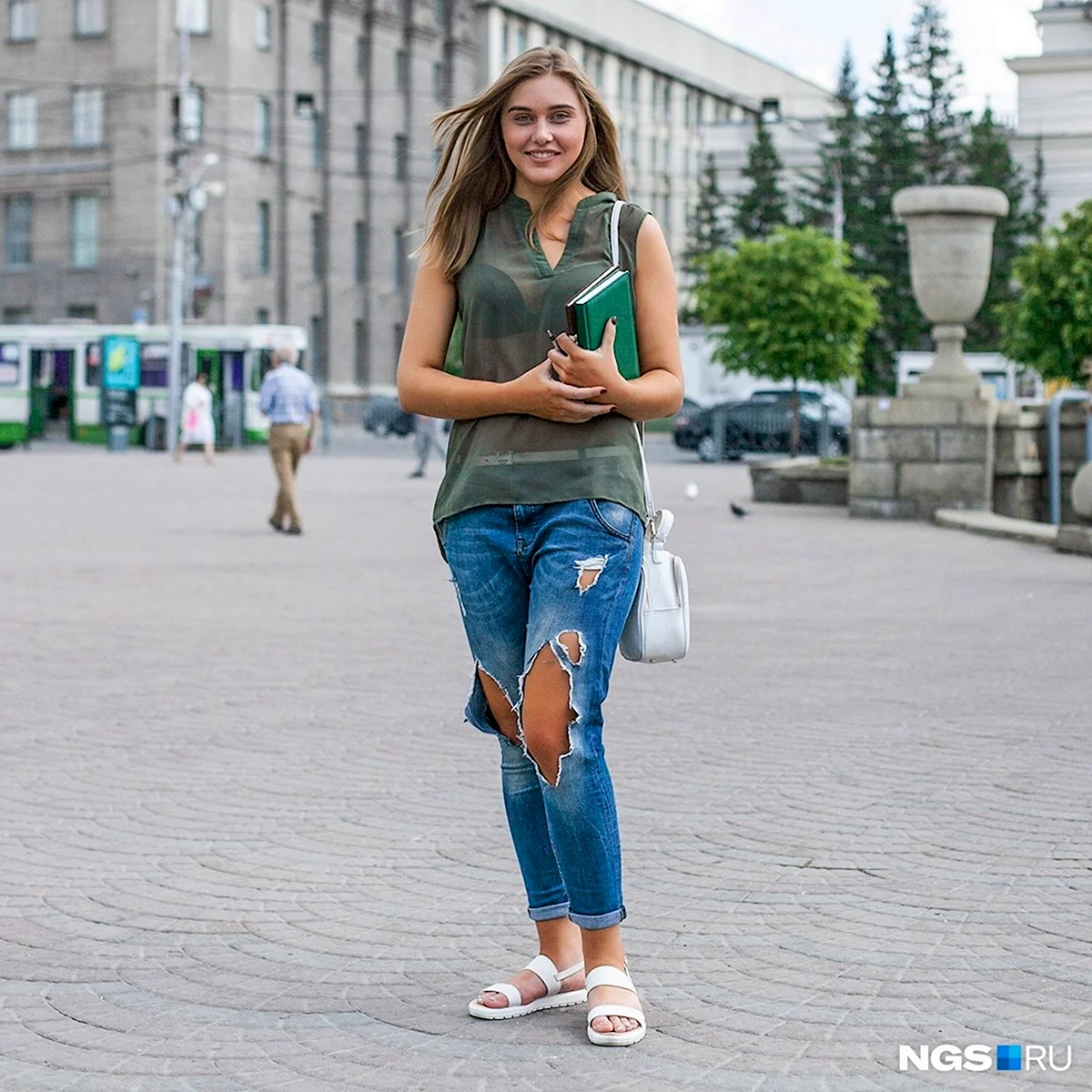 Девчонки в джинсах на улице