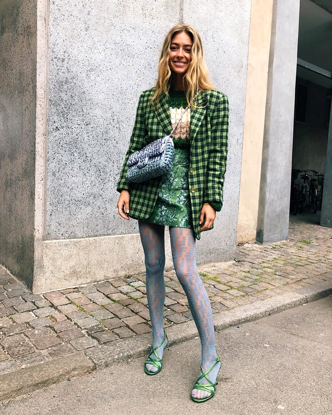 Цветные колготки с босоножками