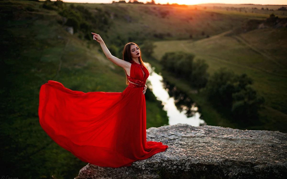 Женщина в длинном платье